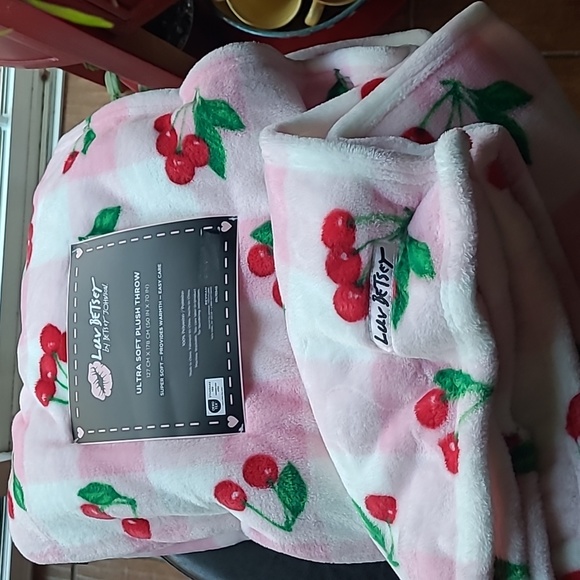 🍒Betsey Johnson Plush Throw - Picture 2 of 6